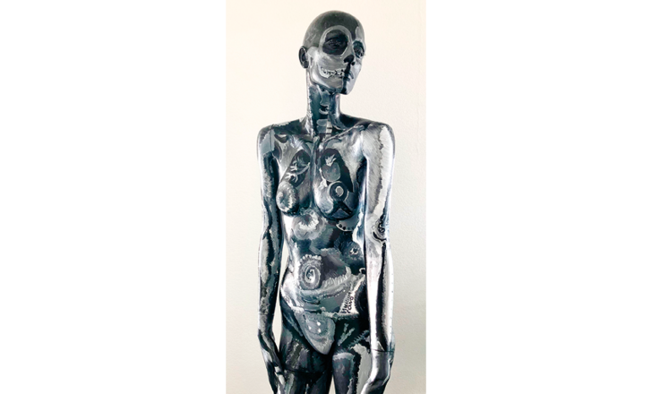 Een artistieke weergave van littekens op het lichaam waarbij de vrouwelijkheid wordt benadrukt