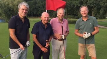 Foto (kleur) Hans Gelderblom, Frans Cleton, Hans Nortier en Jan Ouwerkerk op de golfbaan