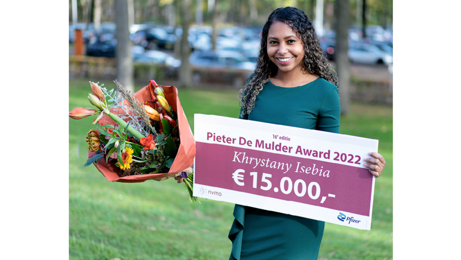 Foto (kleur) Khrystany Isebia met de Pieter De Mulder Award 2022