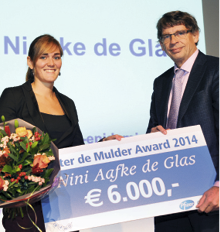 Portetfoto (kleur) Nienke de Glas ontvangt de Pieter De Mulder Award van Kees Punt
