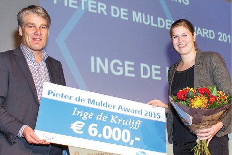 Foto van Inge de Kruijff die Pieter De Mulder Award 2015 ontvangt van Hans Gelderblom