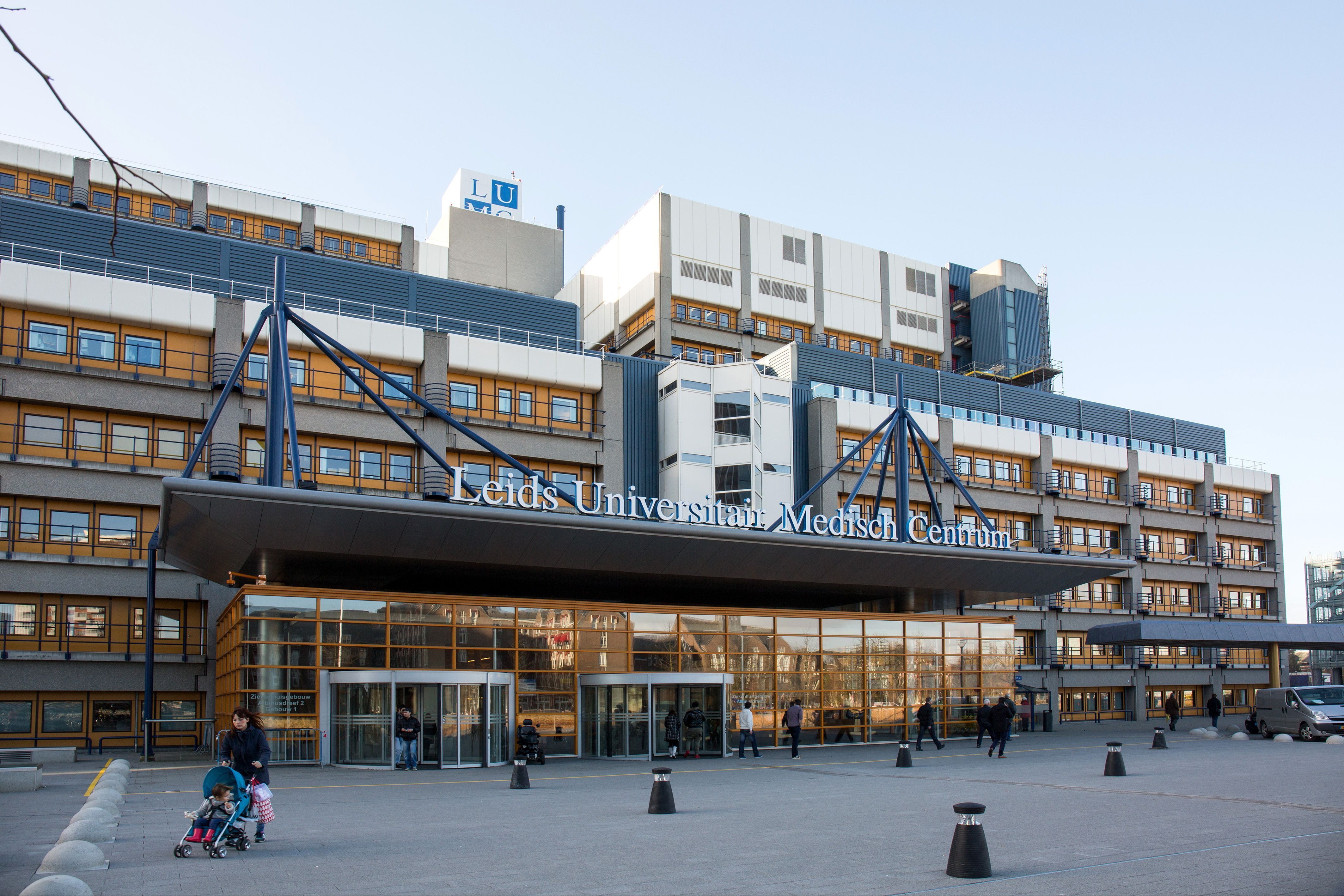 Voorkant gebouw Leids Universitair Medisch Centrum (kleur)