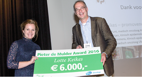 Foto (kleur) Lotte Keikes ontvangt Pieter de Mulder Award van Haiko Bloemendal