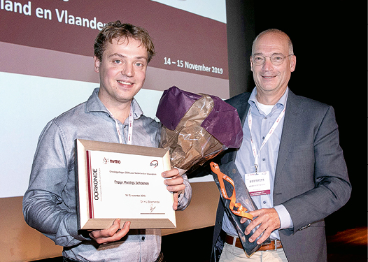 Foto (kleur) Pepijn Schoonen en Haiko Bloemendal met NVMO-prijs beste oncologieproefschrift 