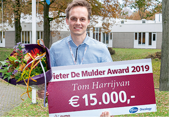 Foto (kleur) Tom Harryvan met Pieter De Mulder Award 2019